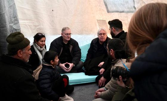Türkiye : le chef des secours d’urgence de l'ONU se rend aux côtés des familles touchées par le séisme dévastateur